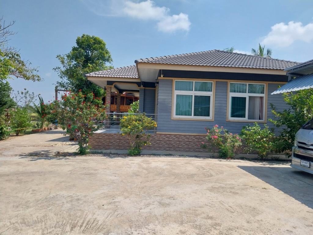 Entrance area with spacious villa /  บริเวณทางเข้าพร้อมวิลล่ากว้างขวาง